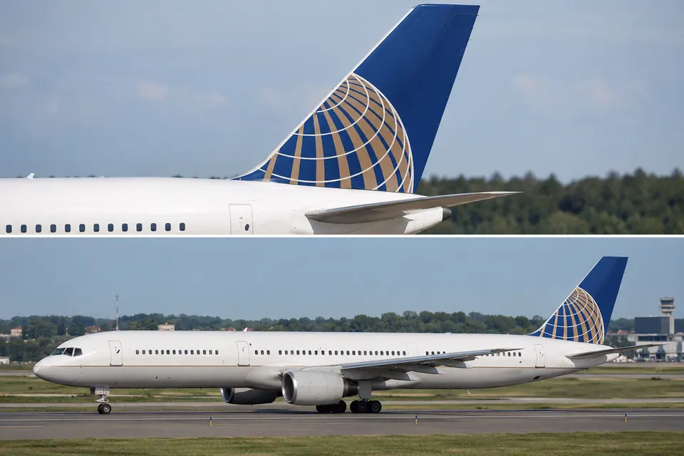 Un ritaglio ravvicinato della coda decorata di un aereo di linea sopra una vista laterale completa che mostra anche le ali, i motori sotto l'ala e il carrello esteso.